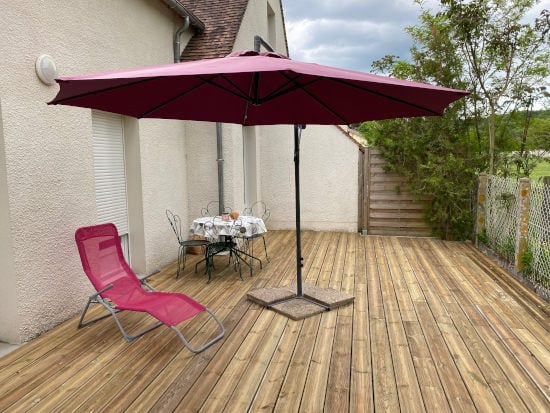 Nature Bois Concept – On opte pour du mobilier de jardin coloré, simple et minimaliste pour agrandir cette terrasse en Pin vert strié